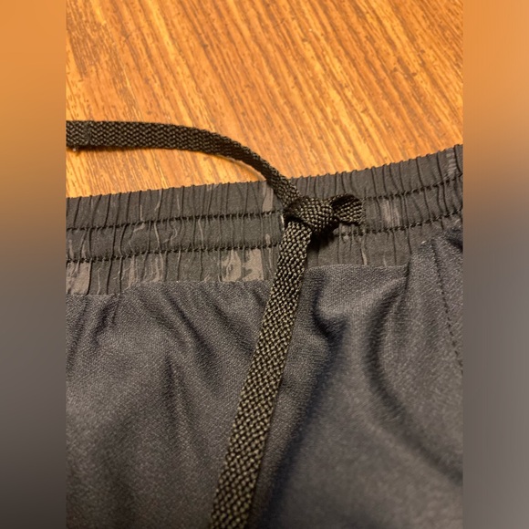 Women’s Under Armour Shorts - size large – loose fit style - Picture 4 of 5